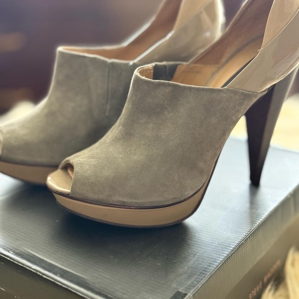 Steve Madden Suede Tri-color Platform Pump, lightly worn.